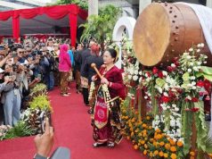Wali Kota Agustin dan Wakil Wali Kota Iswar Memukul Bedug Dugder Tanda Dimulainya Ramadan