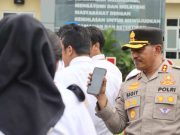 Wakapolresta Surakarta Cek HP Anggota saat Apel Pagi, Komitmen Berantas Judi Online