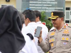 Wakapolresta Surakarta Cek HP Anggota saat Apel Pagi, Komitmen Berantas Judi Online