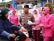 Bersama Bhayangkari Bagikan Makanan untuk Takjil