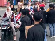 Para Siswa SMKS Bakti Nusantara Bagikan Makanan untuk Takjil