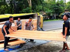 Kapolres Turun Langsung Membantu Mengevakuasi Truk Terguling