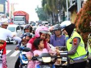 Aksi Bagi-bagi Makanan untuk Takjil, Menyertakan Tokoh Rewanda Seta