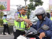 Kasatlantas Polres Kebumen Bagikan Takjil ke Pengguna Jalan di Tugu Lawet