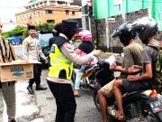 Aksi Bagi-bagi Makanan Minuman untuk Takjil Buka Puasa di Jalanan