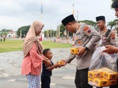 Kapolres Kebumen Bagi Takjil dan Sapa Warga di Alun-alun