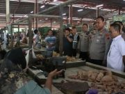 Kapolres Blora dan Aparat Gabungan Cek Harga di Pasar Sidomakmur Jelang Ramadan