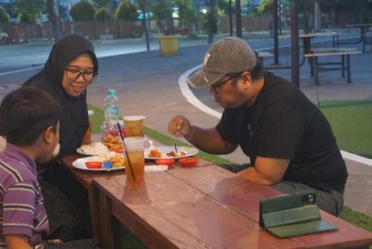 Berbuka Unik dan Istimewa di Pantai Pasir Kencana Pekalongan