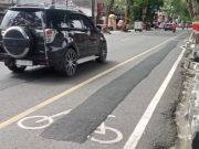 Gambar Penanda Jalur Sepeda di Purwodadi Tertutup Aspal Penambal Jalan
