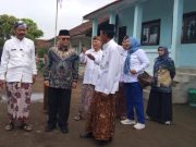Mendikdasmen Abdul Mu’ti Kunjungi SD yang Terdampak Banjir di Kudus