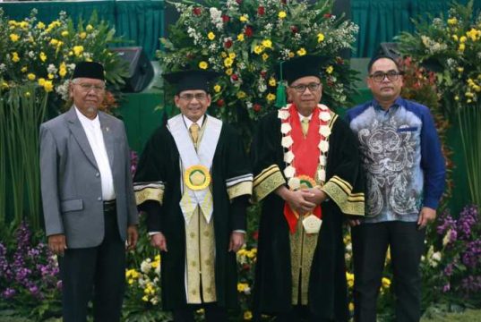Komisioner OJK Dikukuhkan menjadi Guru Besar Unissula