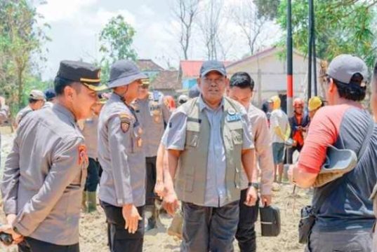 Bupati Setyo Hadi Tinjau Tanggul Jebol di Mintreng, Ratusan KK Mengungsi