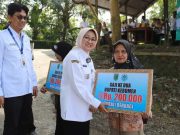 Lilis Nuryani Serahkan Gaji Kedua untuk 30 Pemulung