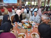 Bupati Makan Siang Bareng Abang Becak, Pemulung dan Disabilitas
