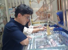 Harga Emas Merangkak Naik, Warga Antusias Jual