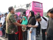 Dilepas Bupati, 100 Warga Blora Balik ke Jakarta dengan Bus Gratis