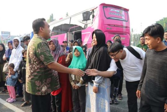 Dilepas Bupati, 100 Warga Blora Balik ke Jakarta dengan Bus Gratis