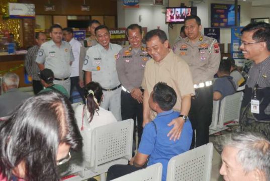 Ahmad Luthfi Ketemu Penunggak Pajak Motor 10 Tahun: ‘Ora Nunggak Kuwi Molor’
