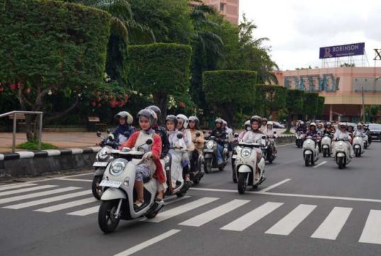 50 Perempuan Muda Berkebaya Rayakan Hari Kartini dengan Keliling Kota Naik Scoopy