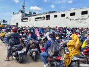 Arus Balik Gratis Bersama TNI AL, KRI Banjarmasin Angkut Ribuan Pemudik