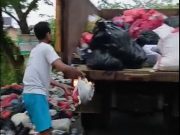 Tertangkap Buang Sampah di Balai Jagong, Warga Dihukum Push Up dan Pungut Sampah