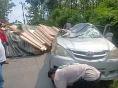Tripleks 30 Ton Melorot dari Truk Trailer Timpa Mobil Avanza, 5 Orang Dilarikan ke RS