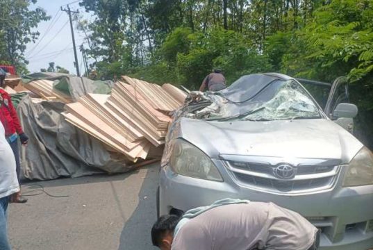 Tripleks 30 Ton Melorot dari Truk Trailer Timpa Mobil Avanza, 5 Orang Dilarikan ke RS