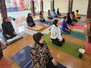 Yoga Berkebaya, Cara Unik Peringati Hari Kartini di Jepara