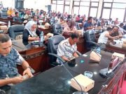 Sampaikan Aspirasi Mendukung Pendirian Pabrik Semen Disertai Isak Tangis