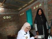 Bupati Lilis Nuryani Bagikan Makanan Bergizi ke Lansia