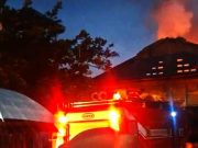 Memadamkan Rumah Terbakar dan Menangkap Ular