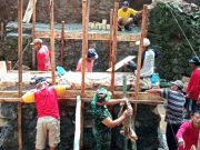 Tentara Membantu Pengerjaan Pembangunan Jembatan Desa