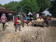 Relawan MTA Blora Bersama Warga Nglandeyan Gotong Royong di TMMD Kedungtuban