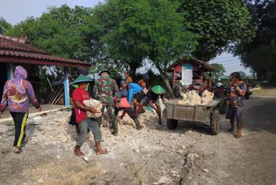 Relawan MTA Blora Bersama Warga Nglandeyan Gotong Royong di TMMD Kedungtuban