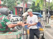 Prajurit Kodim Blora Bagikan Nasi Kotak untuk Warga