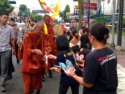 Masyarakat Magelang Antusias Sambut Kedatangan Bhikkhu Thudong Thudong