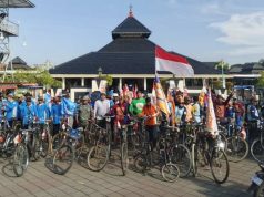 Puluhan Pecinta Sepeda Tua ‘Ngontel Bareng’ di HUT Ke-15 Oglek