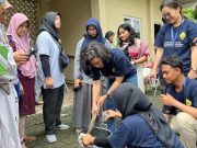 Mahasiswa KKN USM Latih Warga Rejosari Bikin Paving Block dari Limbah Plastik