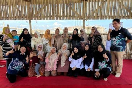 Tim PKM USM Gandeng BMKG Maritim Sosialisasikan Informasi Rob di Tambakrejo