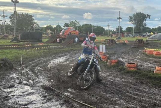 Pembalap Kesulitan Taklukkan Sirkuit Lapangan Garnisun yang Becek dan Berlumpur