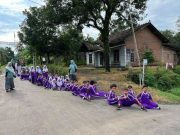 Siswa SD Negeri 2 Bringin Minum Obat Cacing Serentak