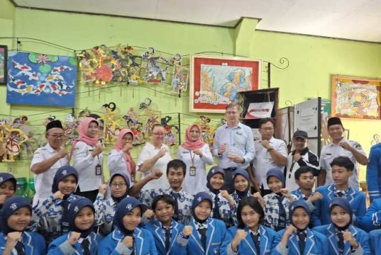 Dua Guru dari Australia Belajar Daur Ulang Sampah di SMPN 5 Jepara