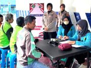 Menggelar Bakti Sosial Pelayanan Kesehatan Secara Gratis