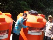 Menggelar Baksos Memberikan Bantuan Sarana Air Bersih