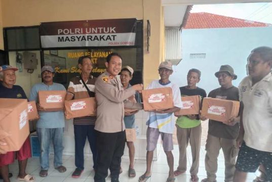 Polsek Gombong dan PSHT Salurkan Bansos ke Tukang Becak dan Warga