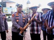 Memberikan Bantuan Alat Pertanian dan Pemugaran Rutilahu