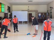 Polres Kebumen Bersihkan Gereja St Yohanes Maria Vianney