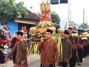 Menyertakan Gunungan Hasil Bumi dan Ratusan Encek Kenduri