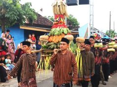 Menyertakan Gunungan Hasil Bumi dan Ratusan Encek Kenduri