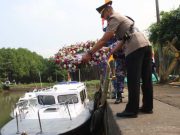 Polres Kebumen Tabur Bunga di Laut Sambut Hari Bhayangkara